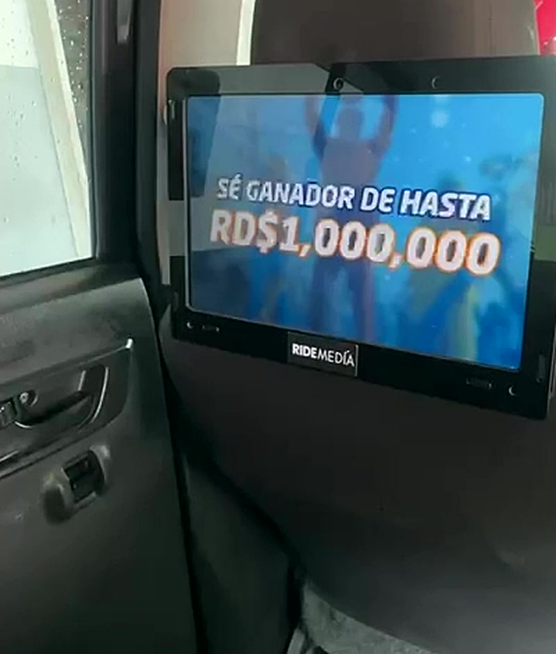 Pantalla en vehículo mostrando: Sé ganador de hasta RD$1,000,000